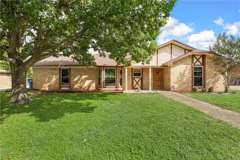 144 Crockett Ln, Hewitt, TX 76643