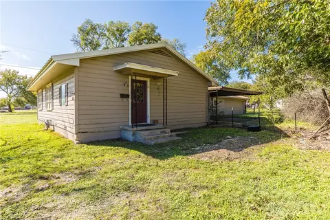 811 E Navarro Ave, Mart, TX 76664 photo 5