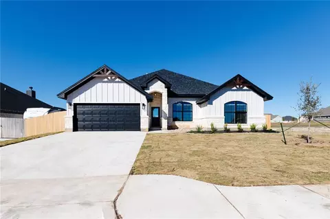 813 Sunnys Halo Dr, Hewitt, TX 76643