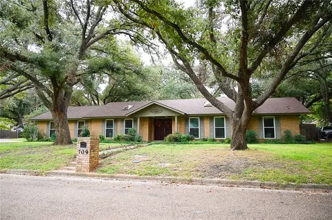 709 E 17th, Cameron, TX 76520 photo 2