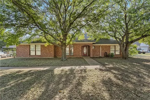 1826 Mclennan Xing, Woodway, TX 76712