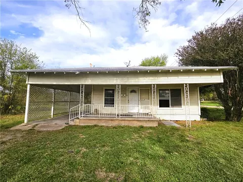 801 W Yeagua St, Groesbeck, TX 76642