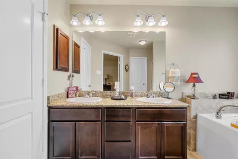 Bath - 507 S Navajo Trl, Mcgregor, TX 76657 photo 2 of 3