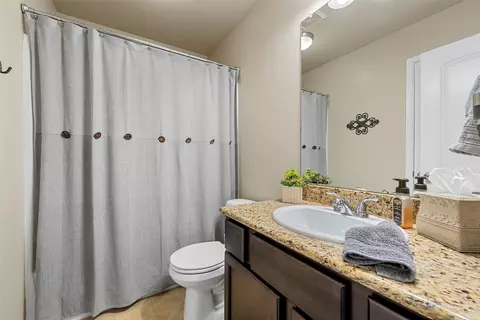 Bath - 507 S Navajo Trl, Mcgregor, TX 76657 photo 3 of 3