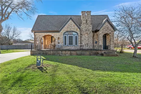 305 W Pine St, Abbott, TX 76621