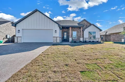 918 Cumberland St, Mcgregor, TX 76657