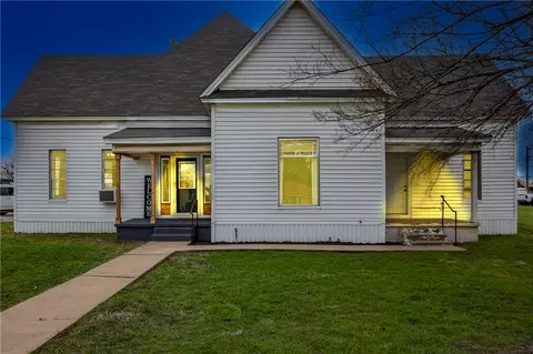 401 W Pine St, Abbott, TX 76621
