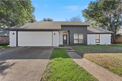 105 Flintrock Rd, Hewitt, TX 76643