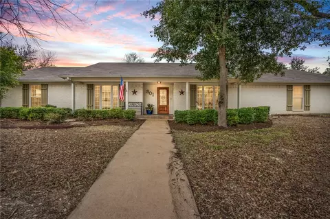 901 Sleepy Hollow Rd, Woodway, TX 76712