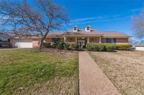 8241 Forest Ridge Dr, Woodway, TX 76712