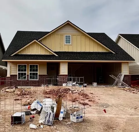 423 Travis Dr, Mcgregor, TX 76657