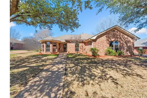 108 Whispering Meadows Dr, Hewitt, TX 76643