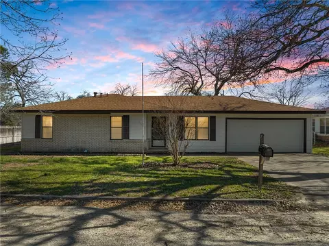 121 Adrian Dr, Robinson, TX 76706