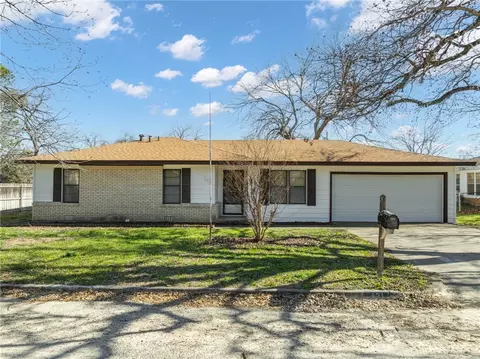 121 Adrian Dr, Robinson, TX 76706 photo 3