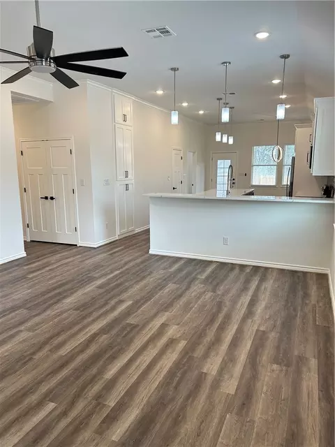 352 Hedrick Dr, Hewitt, TX 76643 photo 5