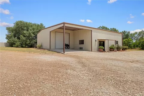 2111 Fm 935, Lott, TX 76656