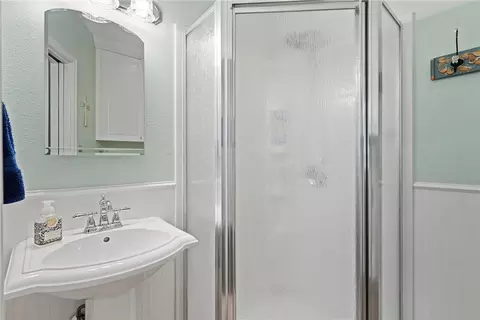 Bath - 534 Mcgregor South Loop, Mcgregor, TX 76657 photo 2 of 3
