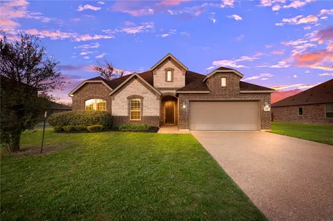 231 Woodhaven Trl, Mcgregor, TX 76657