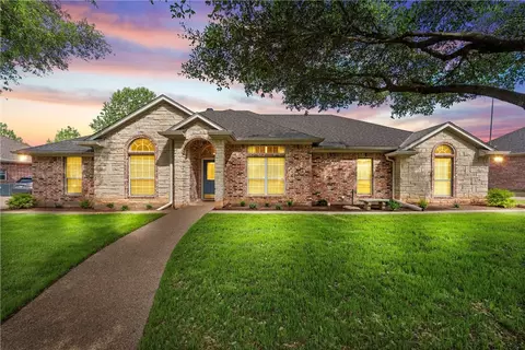 717 Oakmont Dr, Hewitt, TX 76643