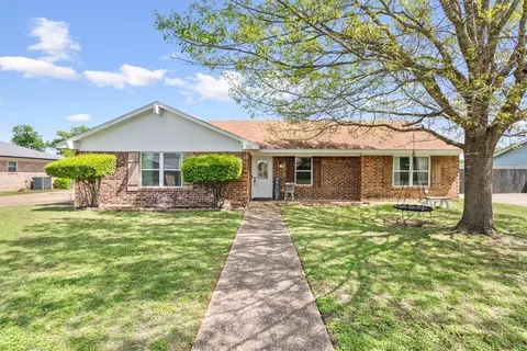 216 Travis Ln, Hewitt, TX 76643