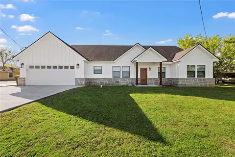 304 E Adams St, Riesel, TX 76682