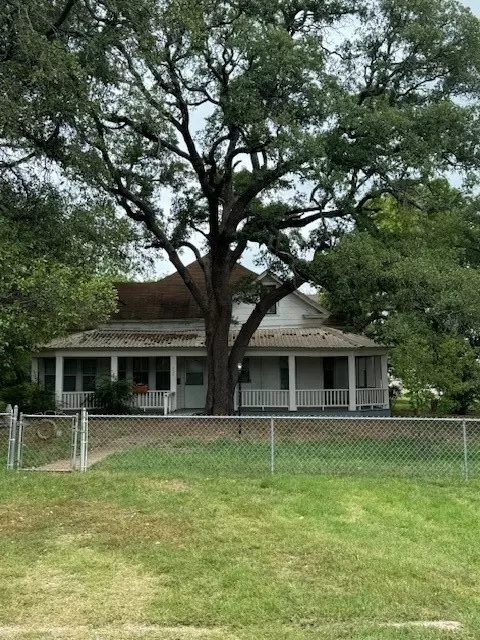 425 W 3rd St, Crawford, TX 76638