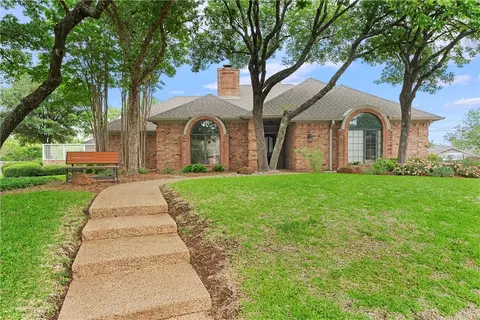 303 Hidden Oaks Cir, Woodway, TX 76712