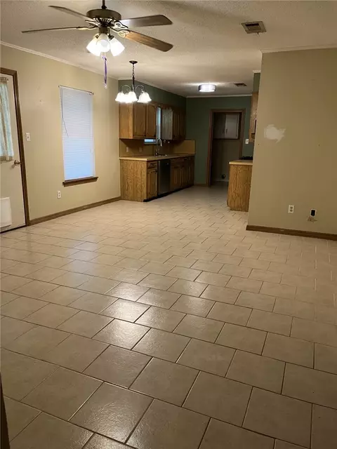 125 Austin St, Mcgregor, TX 76657 photo 4