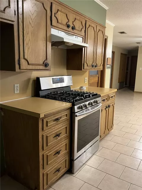 125 Austin St, Mcgregor, TX 76657 photo 6