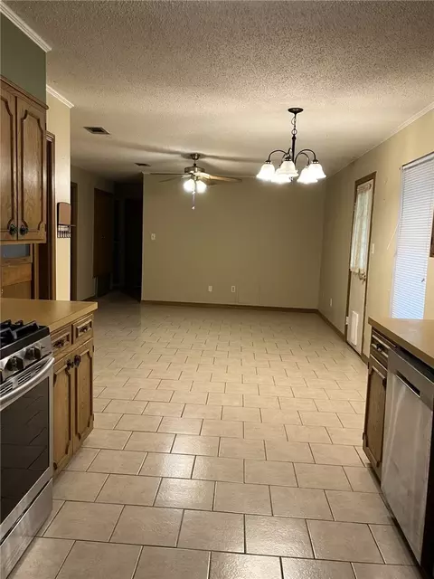125 Austin St, Mcgregor, TX 76657 photo 5