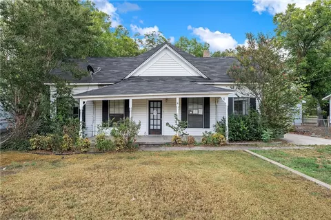 909 S Main St, West, TX 76691