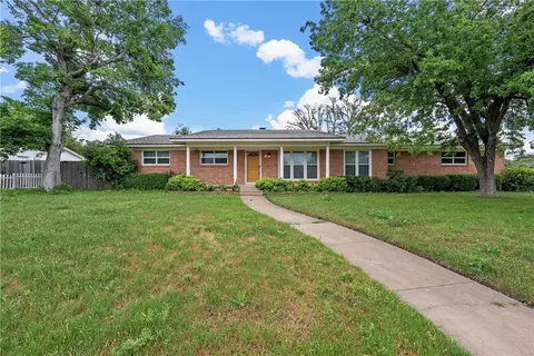 1001 Southwood Dr, Woodway, TX 76712
