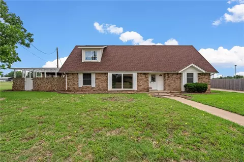 310 N Orchard Dr, Rosebud, TX 76570