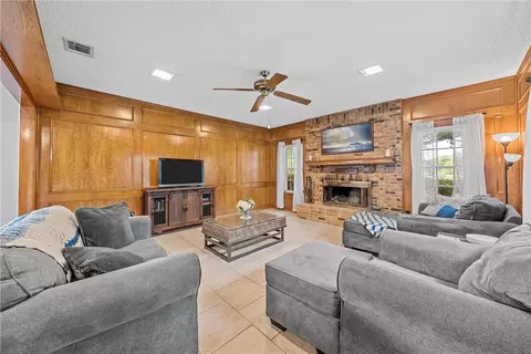 207 Coventry Dr, Hewitt, TX 76643 photo 3