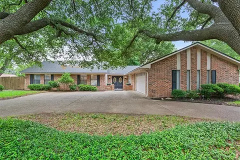 10018 Sandalwood Dr, Woodway, TX 76712