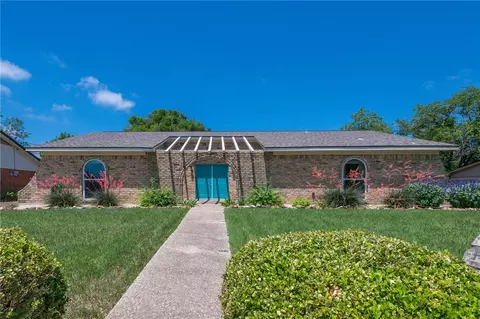 220 Crestwood Dr, Hewitt, TX 76643