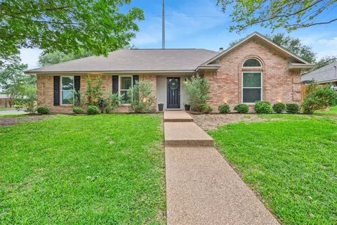 100 Cross Country Dr, Hewitt, TX 76643