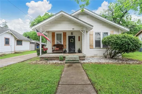 703 N Davis St, West, TX 76691