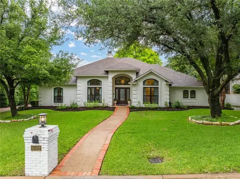 9002 Treeline Dr, Woodway, TX 76712