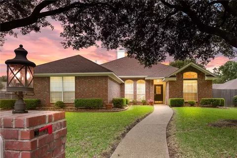 205 Whispering Meadows Dr, Hewitt, TX 76643