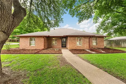 1004 Walden St, Hewitt, TX 76643