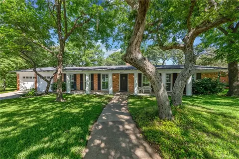 8917 Thrush Ln, Woodway, TX 76712