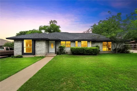 208 Crescent Dr, Hewitt, TX 76643