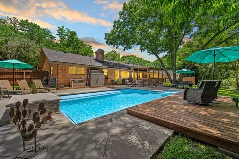 1240 Wedgewood Dr, Woodway, TX 76712