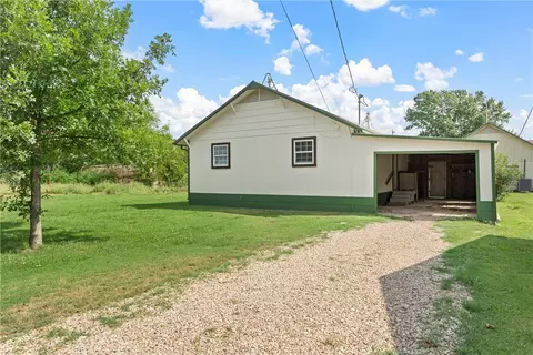 107 W Commerce St, Leroy, TX 76654