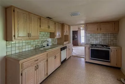 1014 W 3rd St, Mcgregor, TX 76657 photo 6