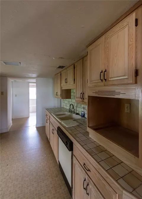 1014 W 3rd St, Mcgregor, TX 76657 photo 7