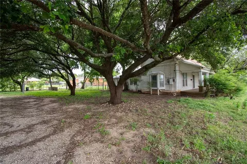 1014 W 3rd St, Mcgregor, TX 76657