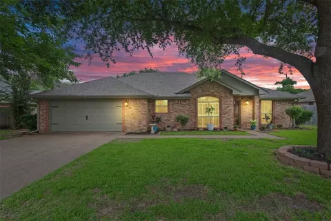 336 April Ln, Hewitt, TX 76643