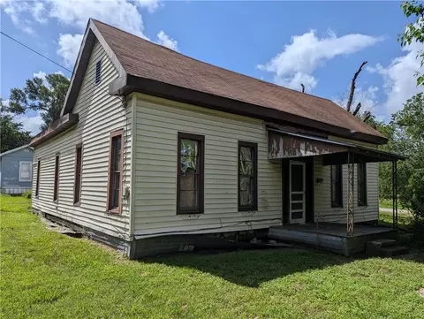210 S Leon St, Groesbeck, TX 76642